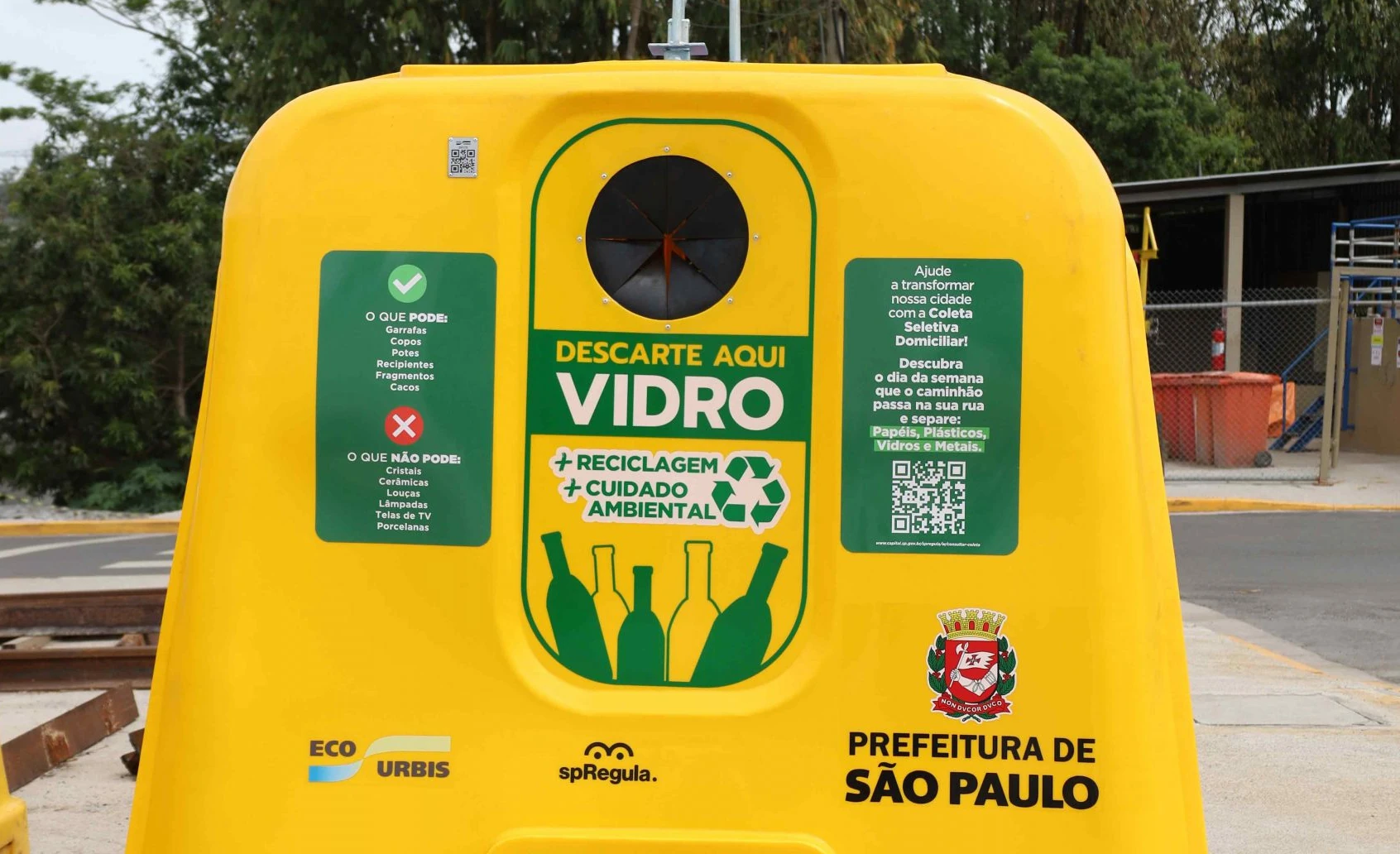 Ponto de Entrega Voluntária (PEV) para descarte de vidro, com as marcas da Ecourbis e da Prefeitura de São Paulo