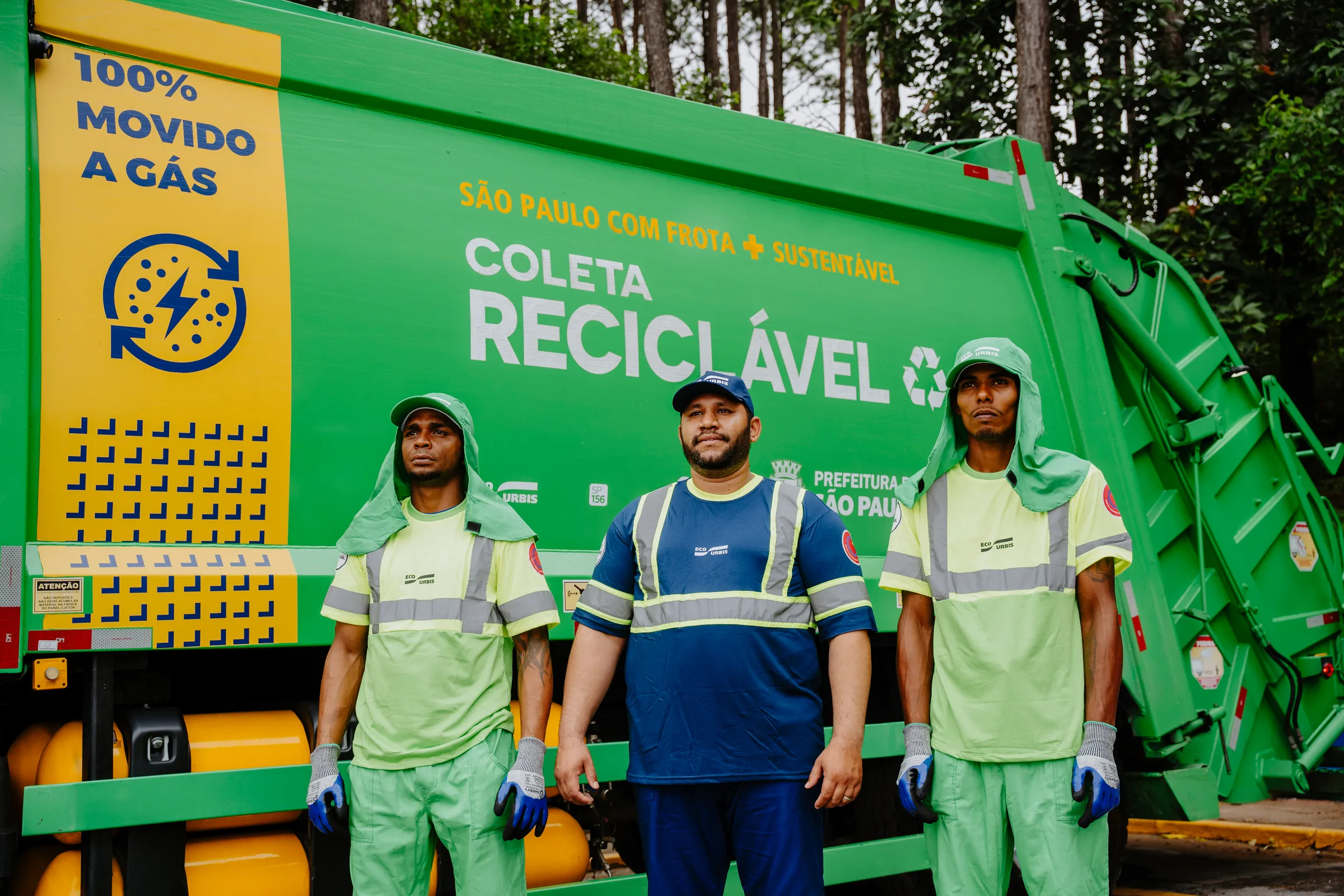 Equipe da coleta seletiva em frente ao caminhão