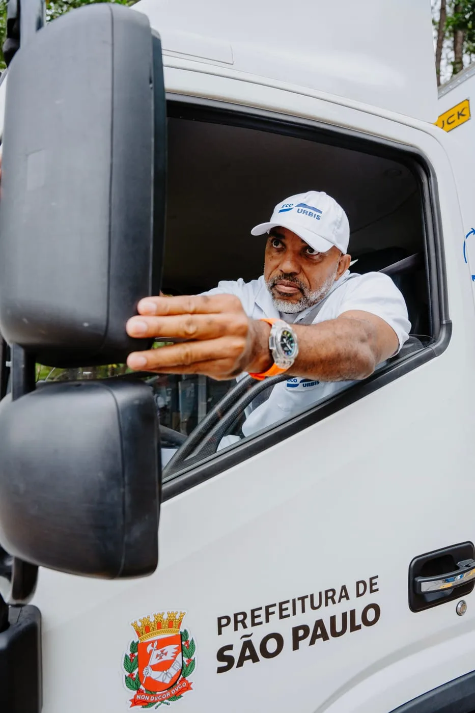 Motorista da equipe de coleta hospitalar da Ecourbis