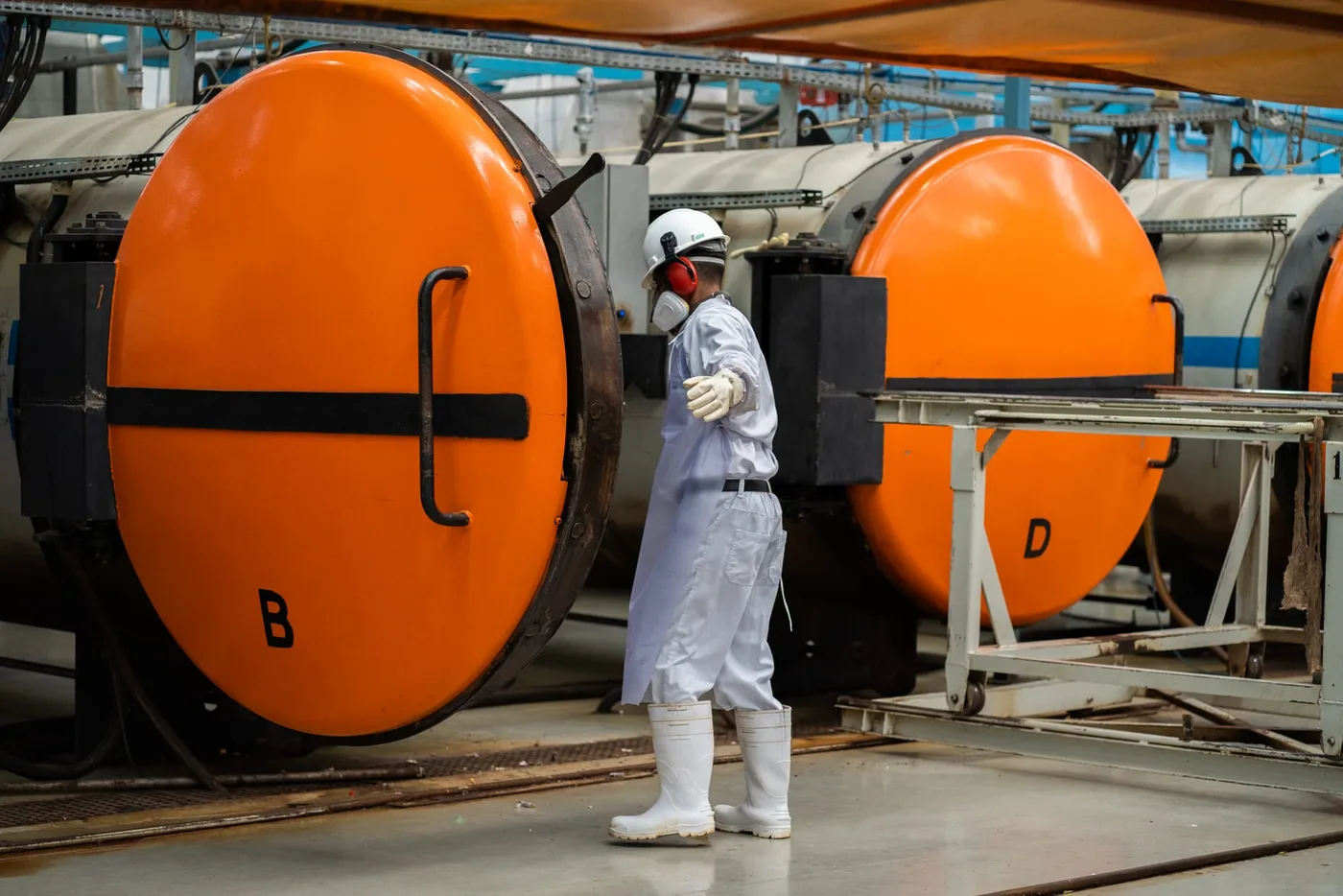 Operador junto às autoclaves da UTRSS