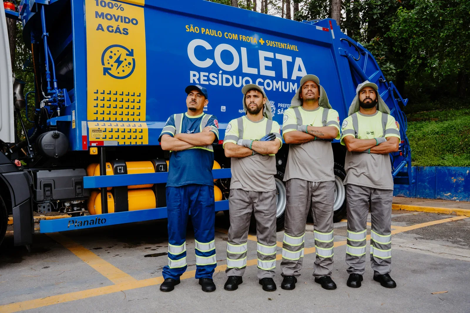 Equipe de coleta domiciliar em frente ao caminhão movido a gás